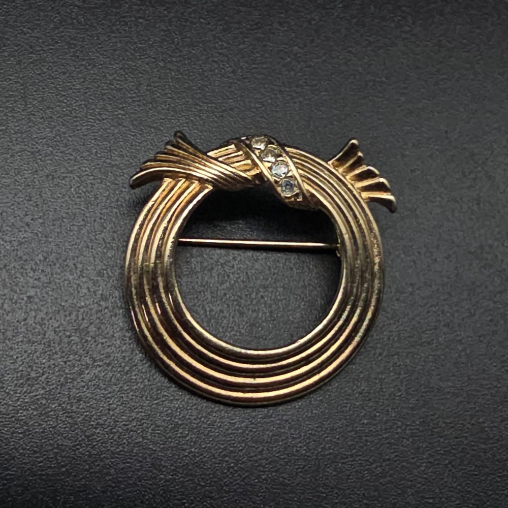 Avon Gold Tone Wreath Brooch Ribbed Rhinestone Vintage Jewelry